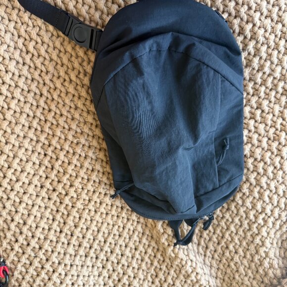 Uniqlo Black Sling Minimal Bag Perfect for Everyday Carry - Picture 7 of 8
